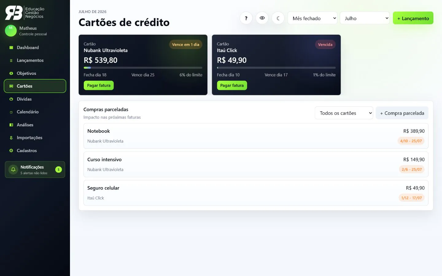 Tela de cartões de crédito, faturas e compras parceladas do RB Finanças